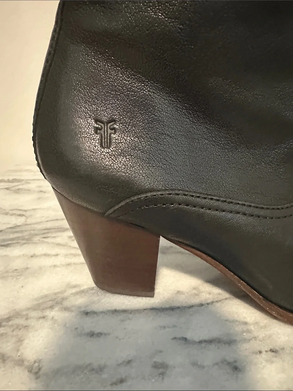 FRYE Reed Inside Zip Tall Boots Black Leather Knee High Heeled Style 70904 8M